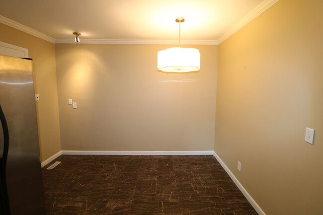 Building Photo - 2815 Ashwood Dr