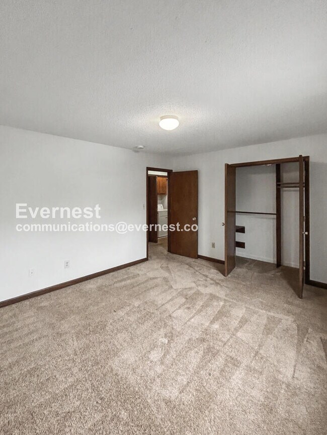 Building Photo - Spacious Condo with 2 bed / 2 bath / Pet Friendly / Available Now!