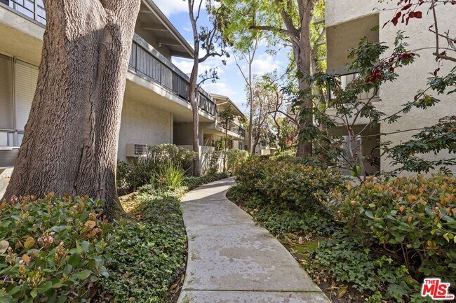 Building Photo - 4900 Overland Ave