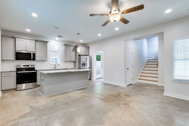Building Photo - 204 Romero St