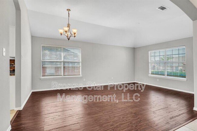 Building Photo - 2827 Rosewood Blvd