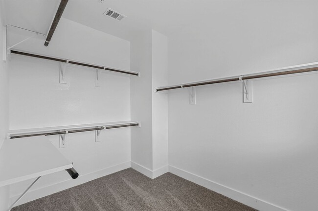 Building Photo - Stunning 3 Bedroom 3.5 Bathroom Townhome i...