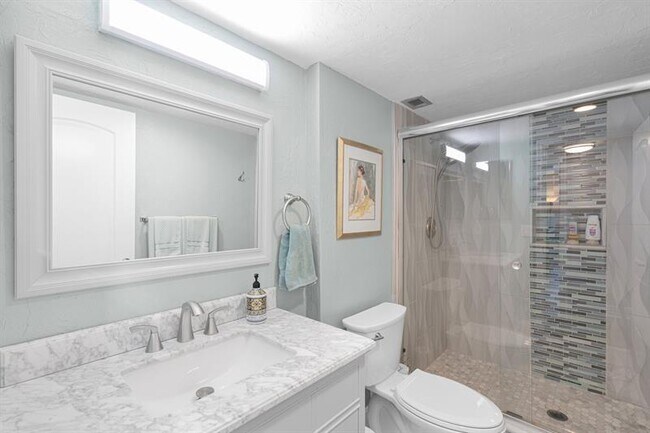 Building Photo - 1147 Hillsboro Mile