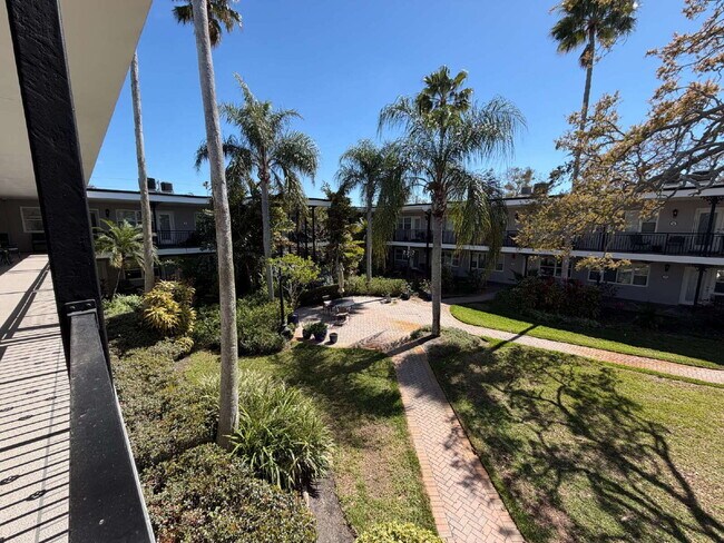 Building Photo - "Charming 1-Bedroom Condo Retreat in Dunedin's Heart - Cozy, Convenient & Inviting!"