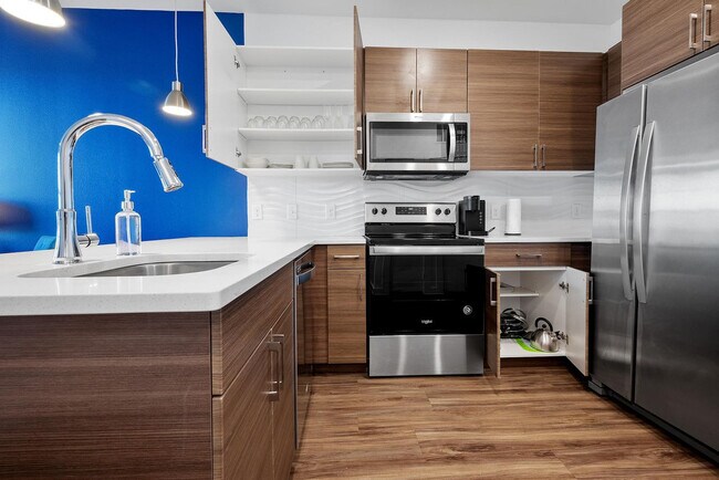 Building Photo - 2425 E Riverside Dr