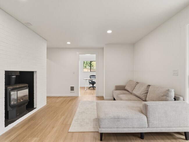 Building Photo - 1366 SE High Ridge Ct