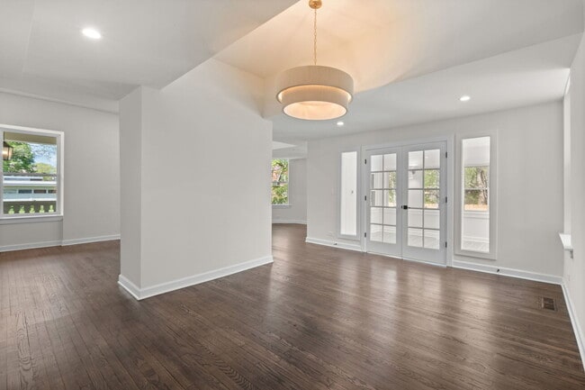 Building Photo - 1025 E 48th St