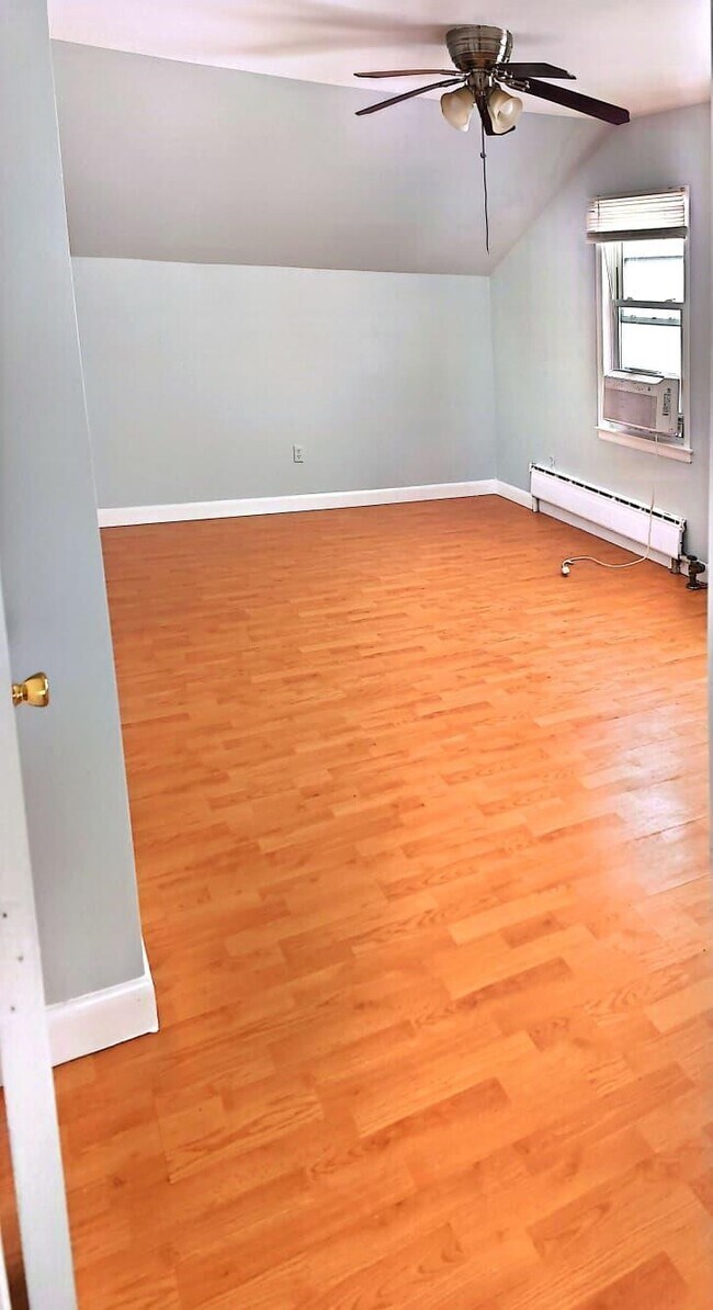 Building Photo - 9 W 15th St