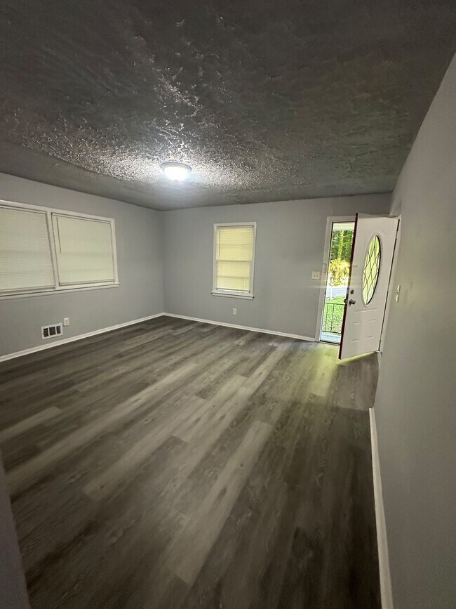 Building Photo - 400 Greenhill Way SW