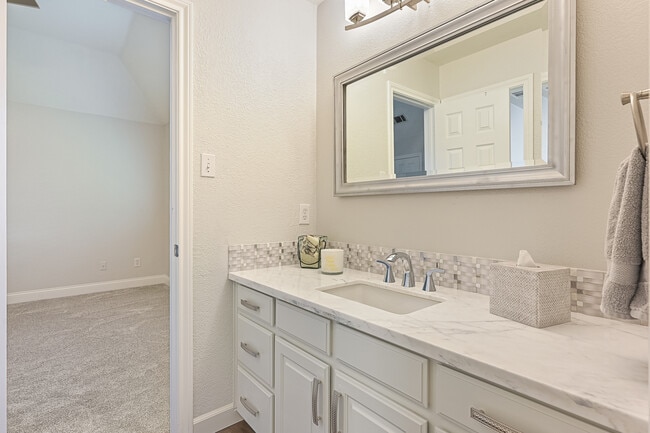 Building Photo - 711 Saratoga Dr