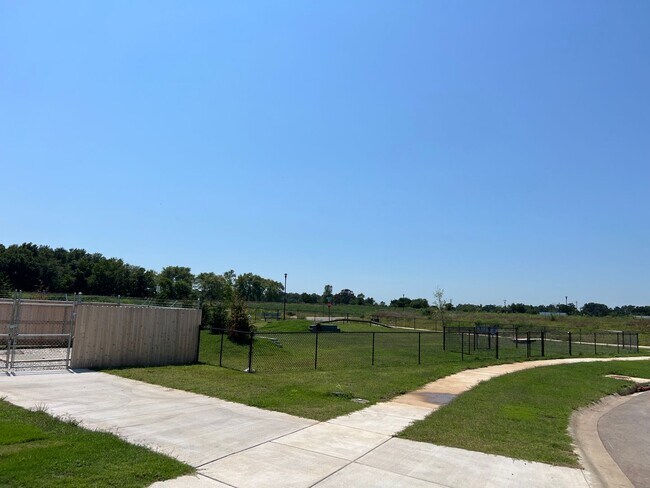 Building Photo - LEASING SPECIAL 1/2 OFF FIRST MONTHS RENT!...