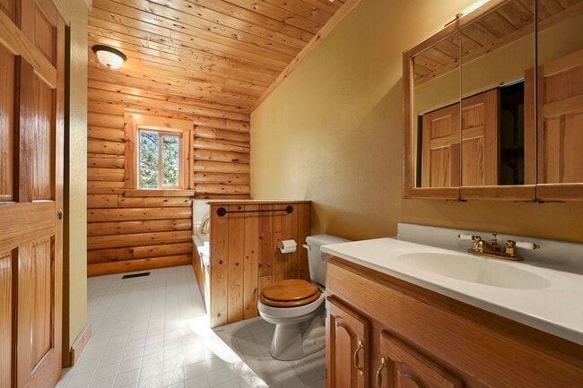 Building Photo - 3 bed 2 Bath Log Home on 2 Acres in Florissant