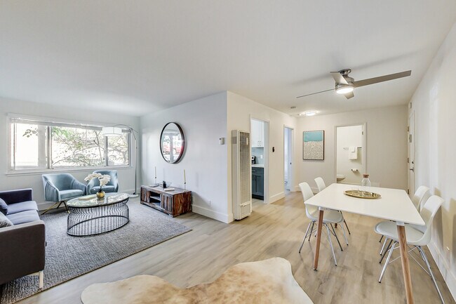 Building Photo - Newly renovated apartment at Oakbrook! 2 M...