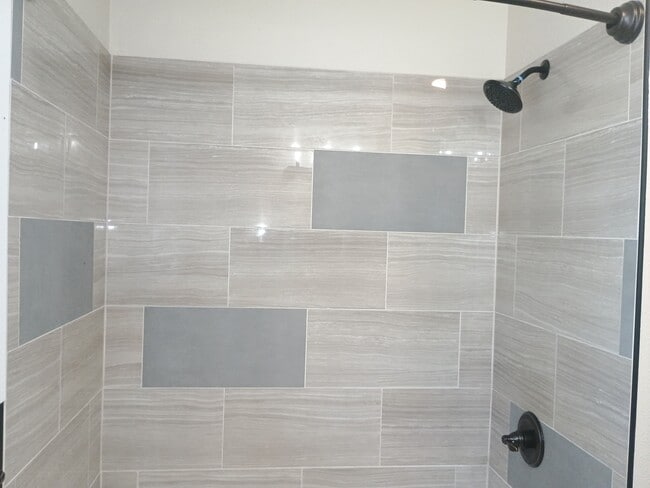 Building Photo - 1025 Valley View St