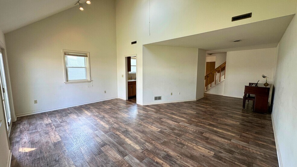 Building Photo - 381 E Jackson St