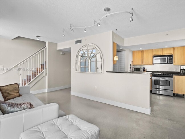 Building Photo - 7600 Collins Ave