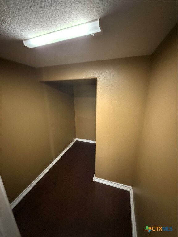 Building Photo - 305 Leather Oak Loop