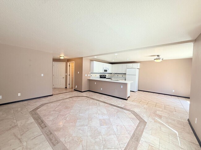 Building Photo - Beautiful 3 Bedroom Beaverton Home with New Carpet and Large Fenced in Backyard!