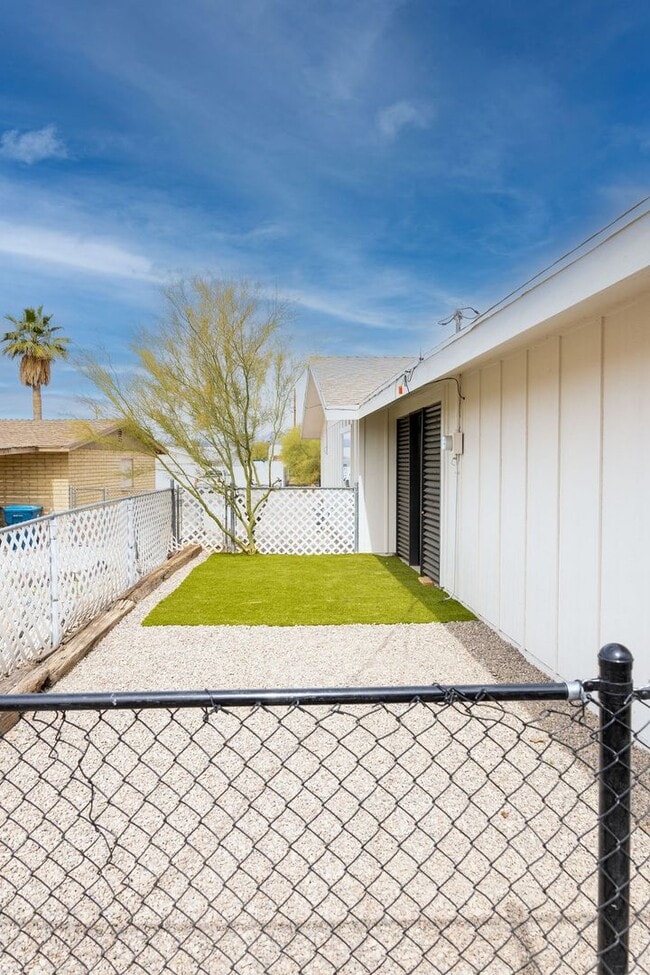 Building Photo - Beautiful Lake Havasau Home