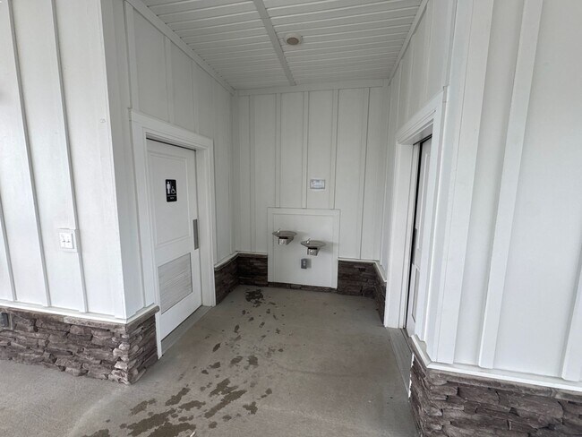 Building Photo - Beautiful 3BR/2.5BA Townhome in a Prime Lo...