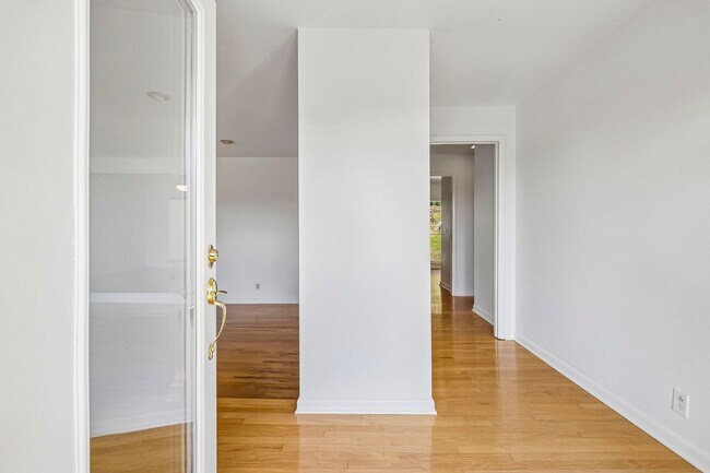 Building Photo - Experience the perfect blend of privacy and open space in this beautifully maintained 3-bedroom, ...