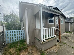 Building Photo - Quaint 1 Bedroom With Yard