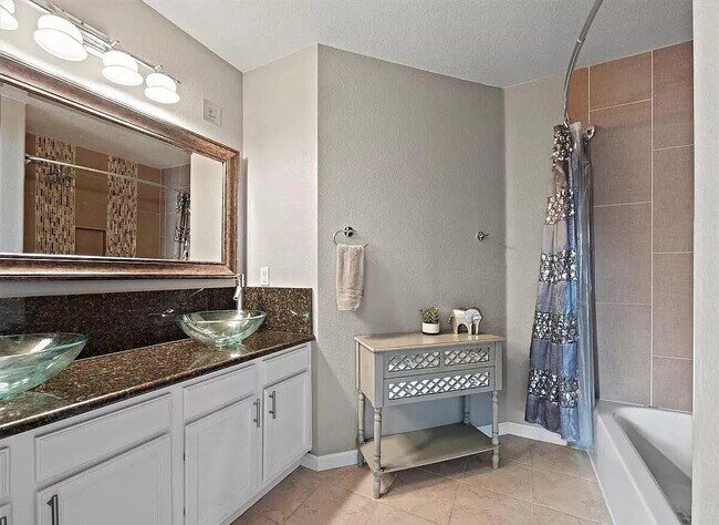 Building Photo - OMG this is a Stunning Large 5 BR House