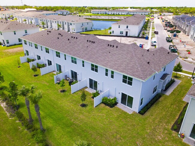 Building Photo - 630 SE Lk Fls St