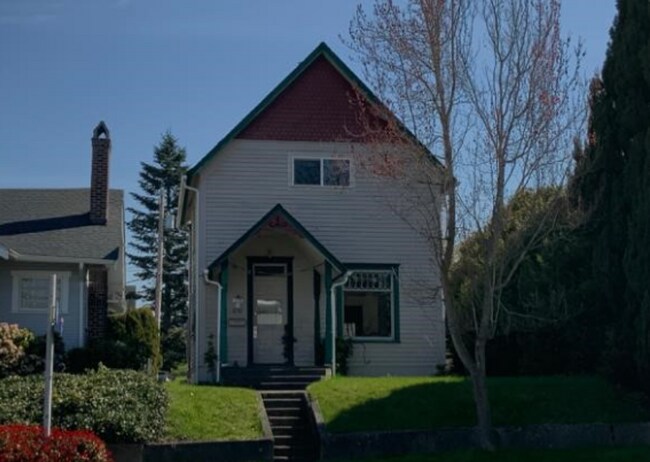 Building Photo - Spacious 3 Bedroom, Pre-Lease Today!