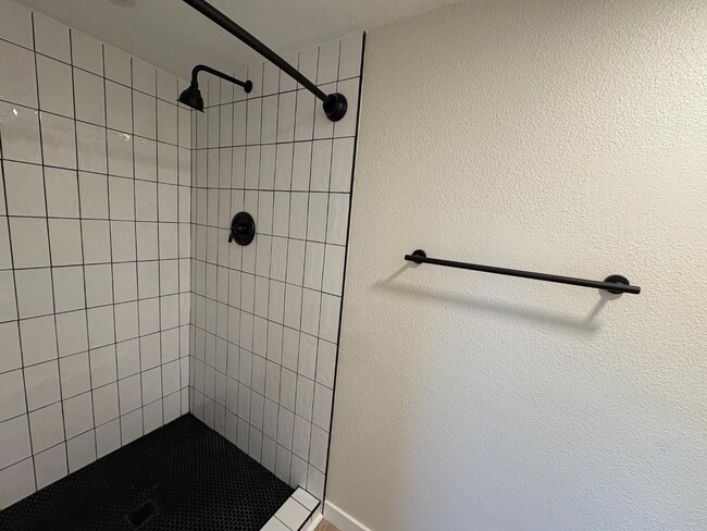 Building Photo - 6816 Hyde Park Dr