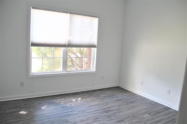 Building Photo - 205 Queenswood Blvd