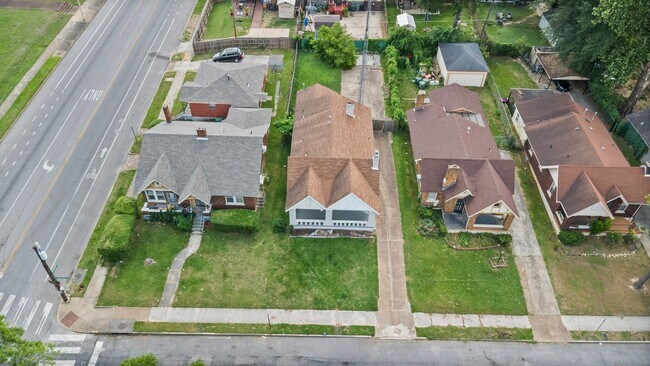 Building Photo - 930 N Evergreen St