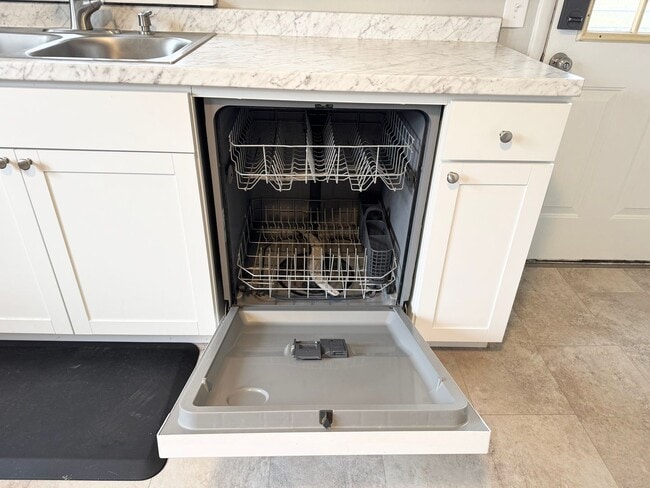 Building Photo - *Walking Distance to the Neighborhood Walmart*