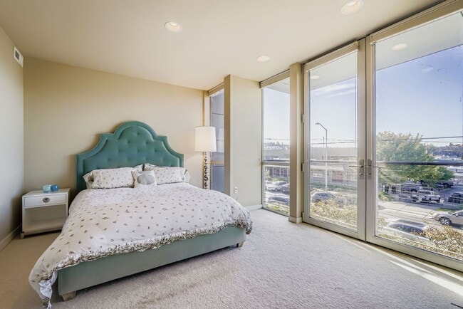Building Photo - Eastlake Townhome with Commanding Views