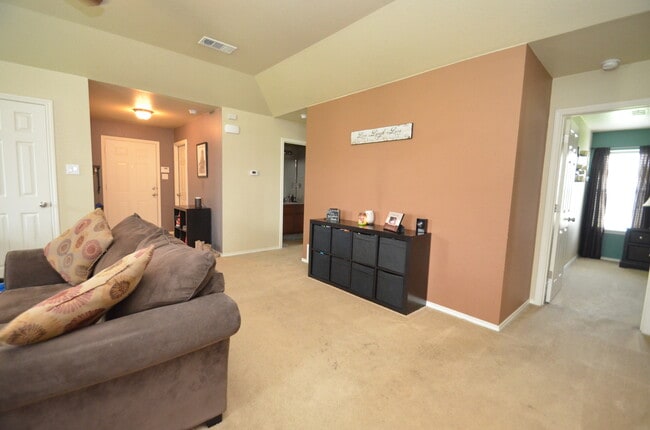 Building Photo - Gorgeous 3 bedroom 2 bath home in desired ...