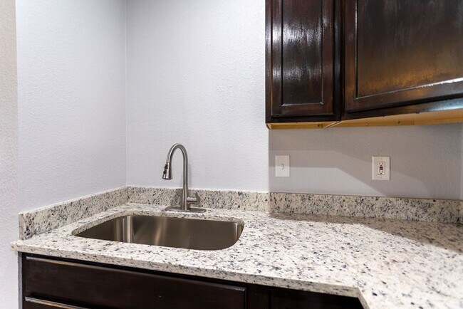 Building Photo - Central 2 Bedroom 2 Bath