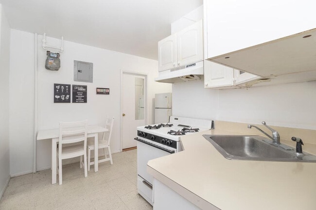 Building Photo - 1666 3rd Ave