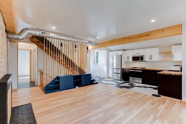 Building Photo - Amazing 2 bedroom, 2 bathroom 1,330 sf hom...