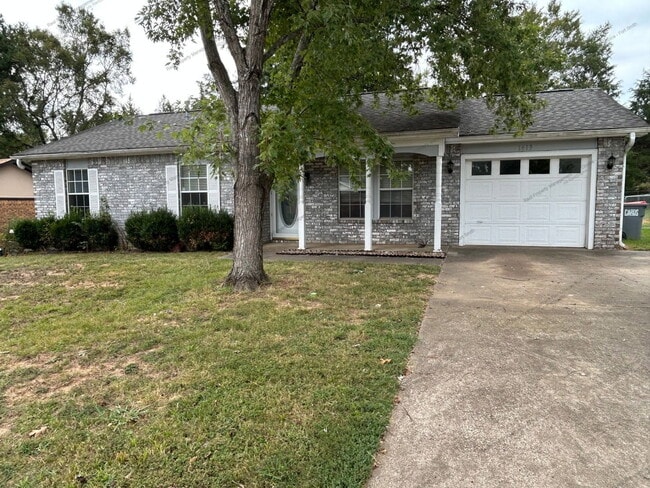 Building Photo - 1413 Grand Oak Dr
