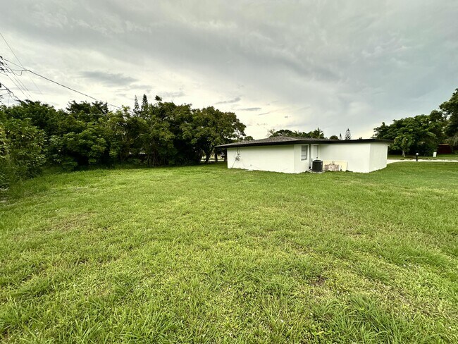 Building Photo - 153 SE Calmoso Dr