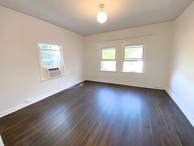 Building Photo - 920 N Hoover St