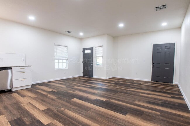 Building Photo - 315 S Green St