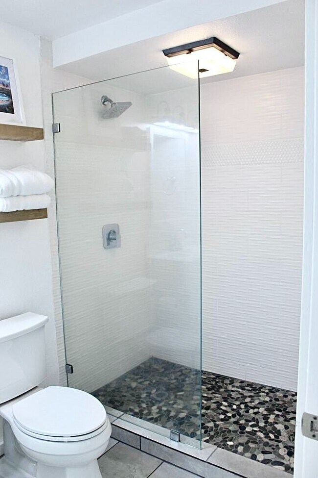 Building Photo - Fully Furnished Luxury Unit