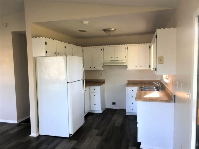 Building Photo - NICE 3BR/2BA Dade City Home w/ a Deck!! NO...