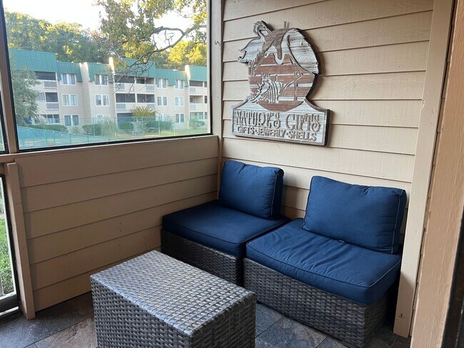 Building Photo - Furnished Updated Condo on HHI - Walk to the Beach!