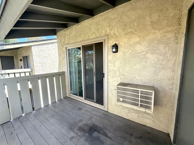 Building Photo - 960 E Bonita Ave