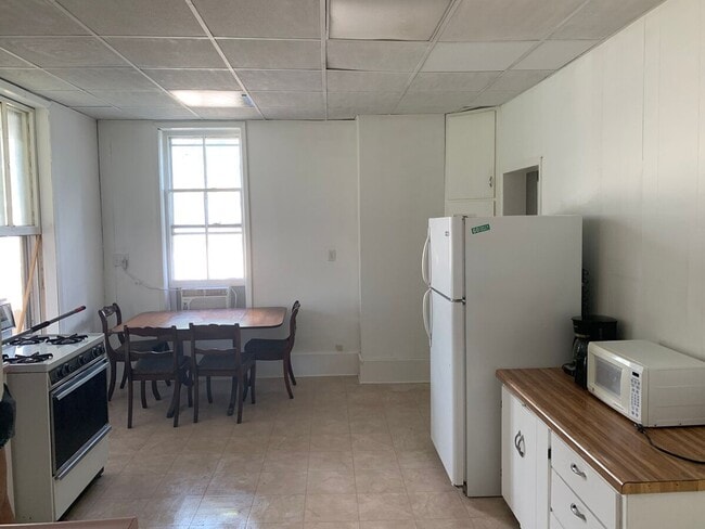 Building Photo - 1007 7th St S