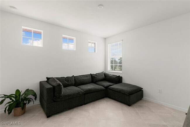 Building Photo - 12050 Santaluz Dr