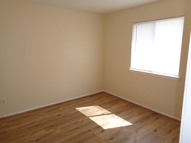 Building Photo - 1838 Strongs Ct