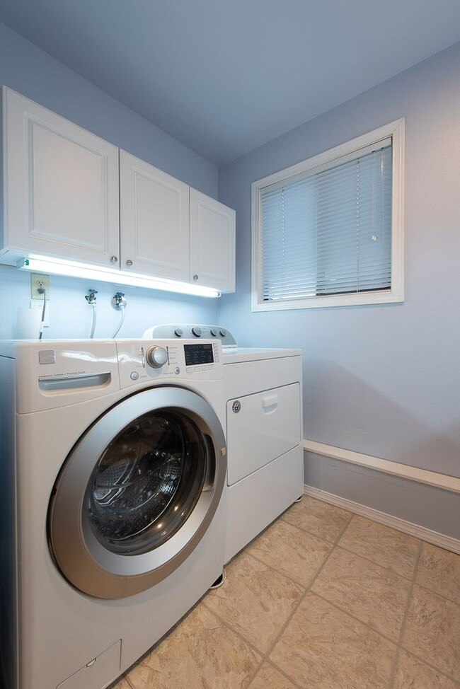 Building Photo - Spacious 4-Bedroom Home Offering Seamless ...